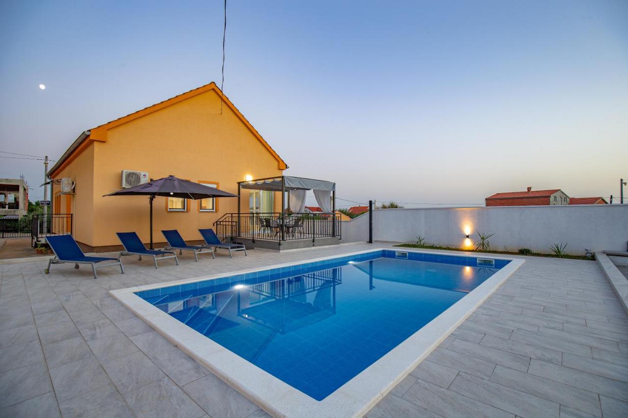 Family And Friends Private Heated Pool With Jacuzzi Zára